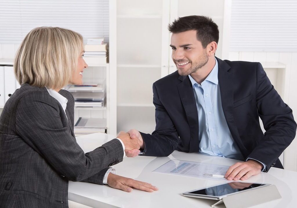 Imagem: Fechamento de negócio imobiliário
Descrição:

Na fotografia, um homem e uma mulher apertam as mãos em sinal de acordo, dentro de um escritório moderno com móveis brancos. A mulher, vestida com um tailleur elegante e sorrindo com confiança, representa a corretora de imóveis. O homem, de terno e gravata, exibe um ar de satisfação por ter finalizado a venda de seu imóvel. Atrás deles, prateleiras com pastas e plantas ornamentais complementam a decoração profissional do ambiente.

Elementos-chave:

Aperto de mão: Simboliza o fechamento do negócio imobiliário, com confiança e profissionalismo.
Sorrisos: Demonstram a satisfação de ambas as partes com a transação.
Roupas sociais: Reforçam a seriedade e o profissionalismo da corretora e do cliente.
Escritório moderno: Ambiente propício para negócios, transmitindo segurança e confiabilidade.
Corretora de imóveis: A mulher representa a expertise e o cuidado da profissional na condução da venda.
Proprietário: O homem demonstra satisfação por ter vendido seu imóvel com a ajuda da corretora.
Ideia central:

A imagem captura o momento crucial do fechamento de um negócio imobiliário, destacando a relação de confiança entre a corretora de imóveis e o cliente, e a expertise da profissional em atender às necessidades do proprietário. A fotografia transmite a ideia de que a corretora está cuidando dos imóveis do proprietário com atenção e profissionalismo, buscando sempre o melhor negócio para seus clientes.