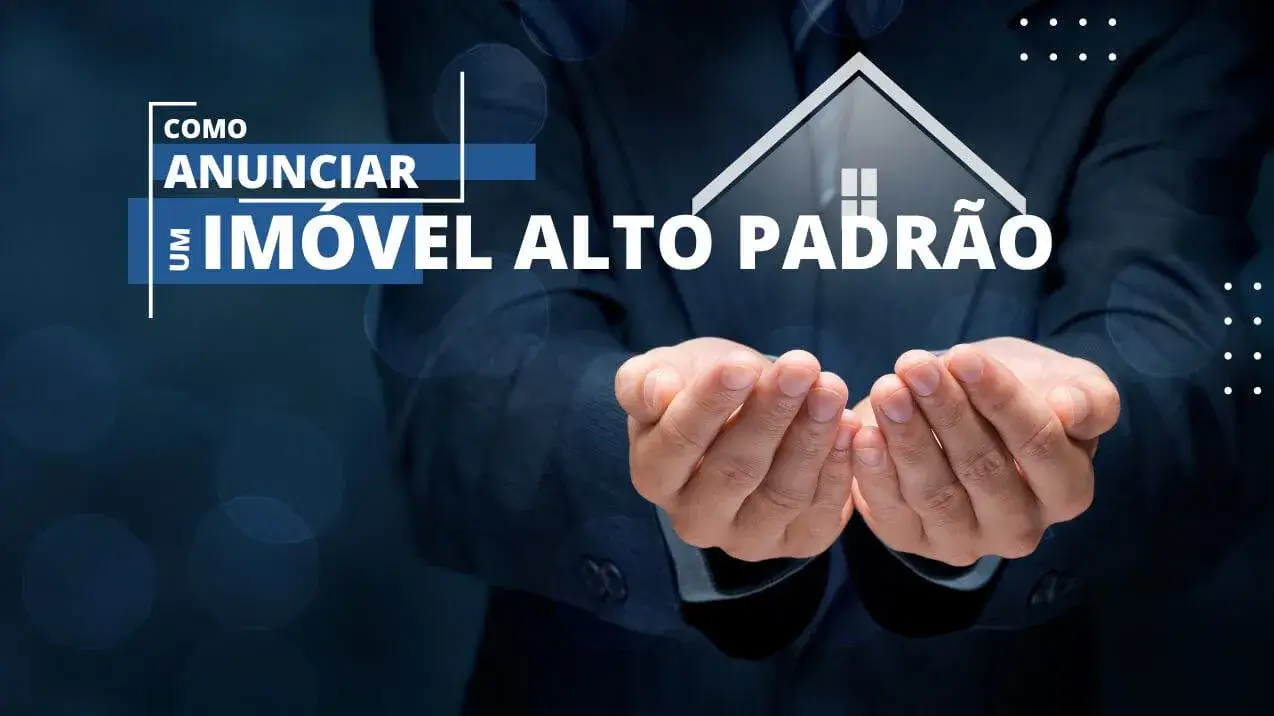 Homem de negócios apresenta estratégia visual sobre como anunciar um Imóvel de Alto Padrão com um gráfico de casa estilizada.