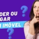O texto presente na imagem é relativamente simples e direto, e fala sobre: "? ?": A presença de dois pontos de interrogação sugere que há informações faltantes ou que se deseja chamar a atenção para uma pergunta. Sem mais contexto, é difícil determinar exatamente o que essas interrogações representam. "VENDER OU ALUGAR": Essa frase indica claramente duas opções relacionadas a um imóvel: vender ou alugar. "UM IMÓVEL ?": A última parte do texto reforça o objeto da ação: um imóvel. O ponto de interrogação final pode ter a mesma função que os anteriores, indicando uma dúvida ou uma pergunta. Interpretação Possível Com base nessas informações, podemos inferir que a imagem provavelmente faz parte de um material publicitário ou informativo relacionado ao mercado imobiliário. O objetivo principal é apresentar as duas opções mais comuns para um proprietário de imóvel: vender ou alugar. Os pontos de interrogação podem estar sendo utilizados para: Chamar a atenção: Destacar as opções e incentivar o leitor a tomar uma decisão. Instigar a curiosidade: Levar o leitor a buscar mais informações sobre as vantagens e desvantagens de cada opção. Indicar uma pergunta: Diretamente questionar o leitor sobre sua intenção com o imóvel. Possíveis Contextos: Anúncio classificado: A imagem pode fazer parte de um anúncio em um jornal, revista ou plataforma online, onde o proprietário está oferecendo seu imóvel para venda ou aluguel. Material de uma imobiliária: Pode ser um panfleto, cartaz ou parte de um site de uma imobiliária, apresentando as opções disponíveis para seus clientes. Apresentação de um corretor de imóveis: Um corretor pode utilizar essa imagem em uma apresentação para explicar as diferentes formas de comercializar um imóvel. Informações Adicionais Necessárias Para uma descrição mais precisa e completa da imagem, seria útil saber: Elementos visuais: Além do texto, quais outros elementos estão presentes na imagem? Há fotos do imóvel, gráficos, logotipos ou ilustrações? Formato da imagem: A imagem é um cartaz, um banner, uma página de um site ou outro formato? Contexto geral: Onde a imagem foi encontrada? Qual o público-alvo? Com essas informações adicionais, poderíamos fornecer uma descrição mais detalhada e contextualizada da imagem. Por exemplo, se você me dissesse que a imagem é um cartaz colorido com fotos de um apartamento moderno, eu poderia descrevê-la da seguinte forma: "O cartaz apresenta um design moderno e colorido, com fotos de um apartamento amplo e bem iluminado. O texto principal, 'VENDER OU ALUGAR', é destacado em uma fonte grande e chamativa, seguido da pergunta 'UM IMÓVEL?'. Os pontos de interrogação estão posicionados de forma a direcionar o olhar do espectador para as fotos do apartamento, incentivando-o a considerar as opções de venda ou aluguel." Lembre-se: Quanto mais detalhes você fornecer, mais precisa e útil será a minha descrição.