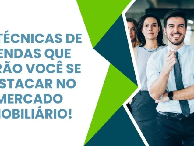 Equipe de corretores sorrindo, demonstrando confiança e domínio em técnicas de vendas no mercado imobiliário.