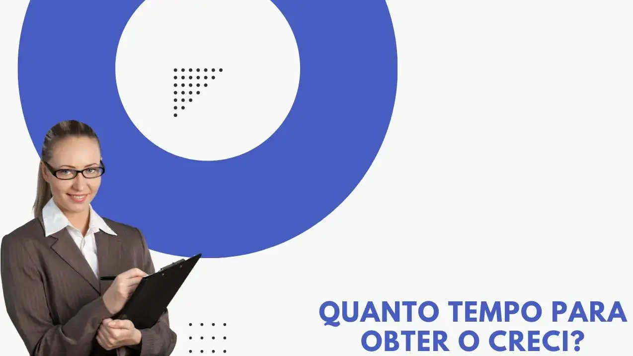 A imagem apresenta uma estética de design limpa e corporativa, com um fundo predominantemente branco ou cinza muito claro.Primeiro Plano / Assunto Principal:
No lado esquerdo da imagem, há uma figura feminina representada da cintura para cima. Ela parece ser caucasiana, com pele clara e cabelo loiro cuidadosamente preso em um rabo de cavalo. Usa óculos de armação preta e olha diretamente para o espectador com um sorriso agradável e profissional. Está trajada com um blazer de negócios de cor marrom ou bege sobre uma camisa branca de colarinho. Na mão esquerda, segura uma prancheta preta e, na mão direita, uma caneta preta, parecendo estar prestes a escrever ou ter acabado de fazê-lo na prancheta.Elementos de Fundo:Grande Anel Azul: Atrás da mulher, dominando a parte superior esquerda e central da imagem, há um grande elemento gráfico em forma de anel espesso. É de uma cor azul sólida e vibrante. O centro do anel é branco, combinando com o fundo principal.Padrão de Pontos (dentro do anel): Dentro da área circular branca do anel azul, localizado mais acima e à esquerda deste círculo interno, há um pequeno gráfico composto por pontos pretos. Estes pontos formam uma figura triangular retangular, como o canto de uma grade, diminuindo em número linha por linha, de cima para baixo e da direita para a esquerda.Padrão de Pontos (canto inferior esquerdo): Perto da borda inferior da imagem, ligeiramente abaixo da prancheta da mulher, há outro pequeno padrão de pontos pretos, dispostos em uma grade quadrada de 3x3.Elemento de Texto:
No canto inferior direito da imagem, há um texto escrito em português, todo em letras maiúsculas, utilizando a mesma cor azul sólida do grande anel gráfico. O texto diz:
"QUANTO TEMPO PARA"
"OBTER O CRECI?"
Isto questiona o tempo necessário para obter o registro no CRECI (Conselho Regional de Corretores de Imóveis).Composição Geral:
A composição posiciona o elemento humano (a mulher de negócios) à esquerda, interagindo visualmente com o grande elemento gráfico atrás dela. O lado direito da imagem é maioritariamente espaço em branco, o que direciona a atenção para o texto localizado no canto inferior direito. O uso do azul e do preto contrasta fortemente com o fundo branco, criando um visual claro e profissional, provavelmente destinado a um slide de apresentação, anúncio ou gráfico informativo relacionado à obtenção da licença de corretor de imóveis no Brasil.