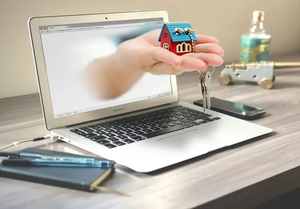 Aperto de mão sela acordo com cliente. Profissionalismo para captar imóveis pela Internet e fechar ótimos negócios.