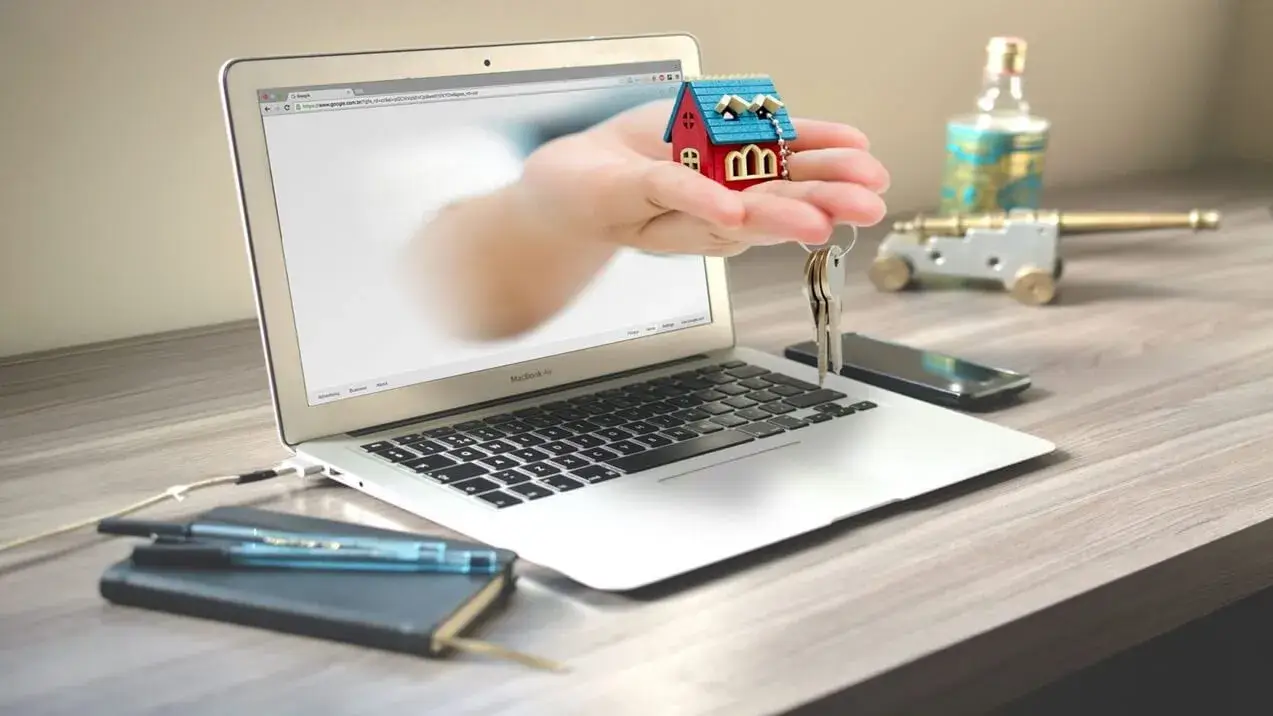 Aperto de mão sela acordo com cliente. Profissionalismo para captar imóveis pela Internet e fechar ótimos negócios.