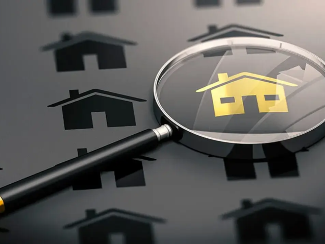 Lupa com ícone de casa sobre imóveis, ilustrando o processo de como captar imóveis com foco e atenção nos detalhes.