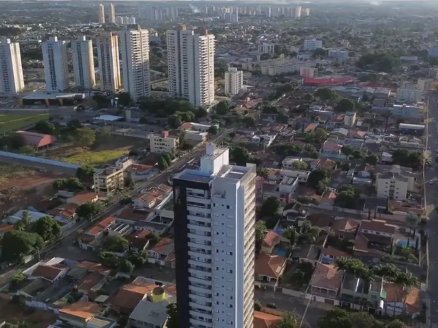 Vista aérea de prédios e casas residenciais no setor sudoeste goiânia, mostrando a paisagem urbana ao entardecer.