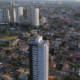 Vista aérea de prédios e casas residenciais no setor sudoeste goiânia, mostrando a paisagem urbana ao entardecer.