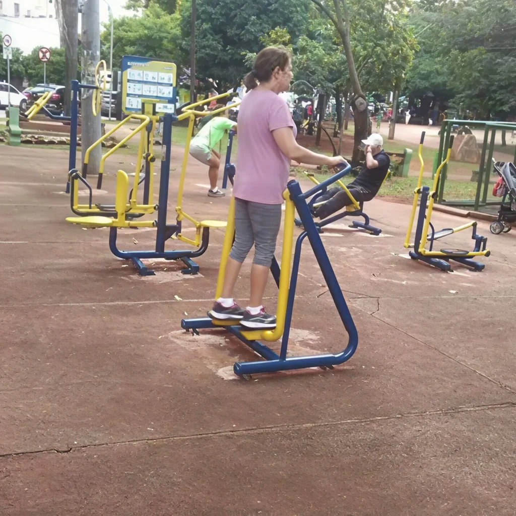 Pessoas se exercitando e relaxando no Parque Vaca Brava, um exemplo do lazer e da qualidade de vida em Goiânia.