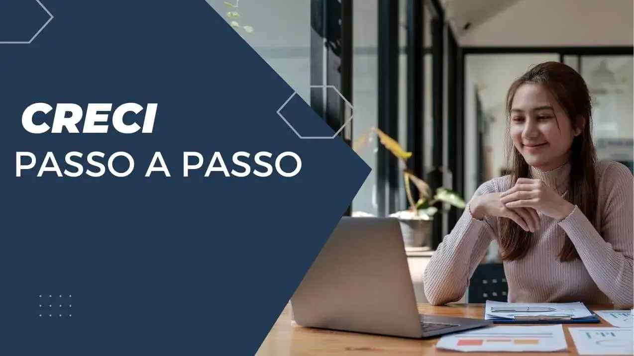 Jovem profissional em escritório estuda o que é preciso para tirar o CRECI em seu laptop, com o texto "CRECI PASSO A PASSO" ao lado.