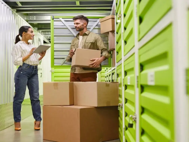 Casal organizando um box de guarda volumes em uma unidade de self storage moderna e limpa em Goiânia
