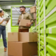 Casal organizando um box de guarda volumes em uma unidade de self storage moderna e limpa em Goiânia