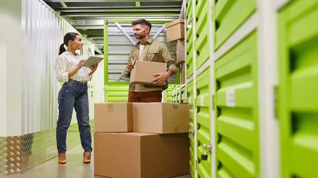Casal organizando um box de guarda volumes em uma unidade de self storage moderna e limpa em Goiânia