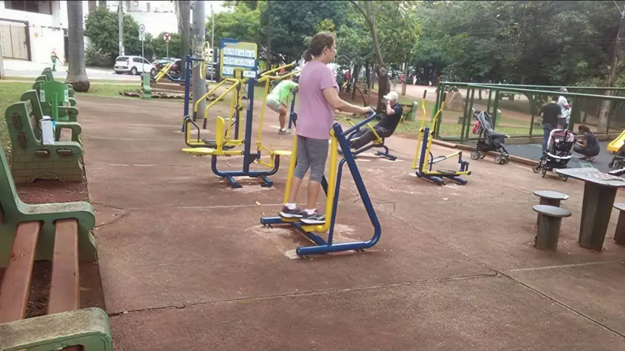 Pessoas se exercitando e relaxando no Parque Vaca Brava, um exemplo do lazer e da qualidade de vida em Goiânia.