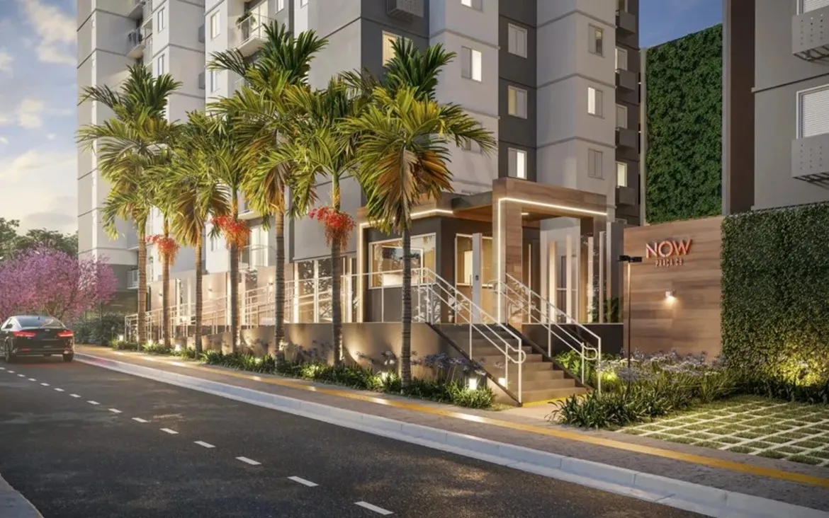 Fachada noturna do empreendimento Now Praça C8 com iluminação moderna e paisagismo, no Setor Sudoeste, Goiânia.