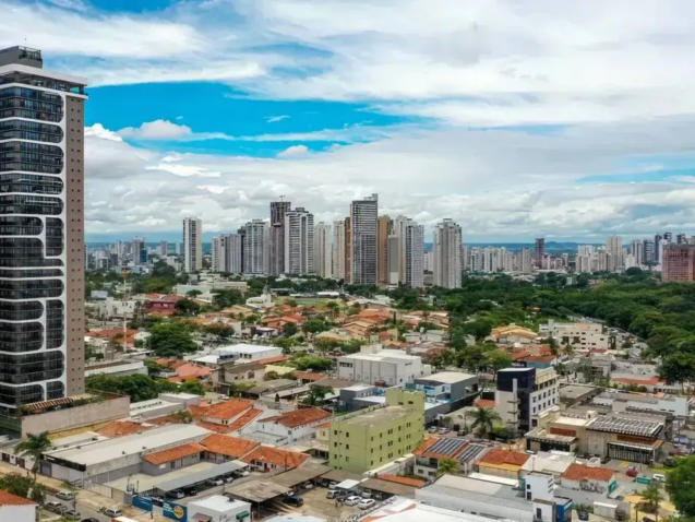 Vista aérea do Setor Marista em Goiânia com seus prédios e o Parque Areião.