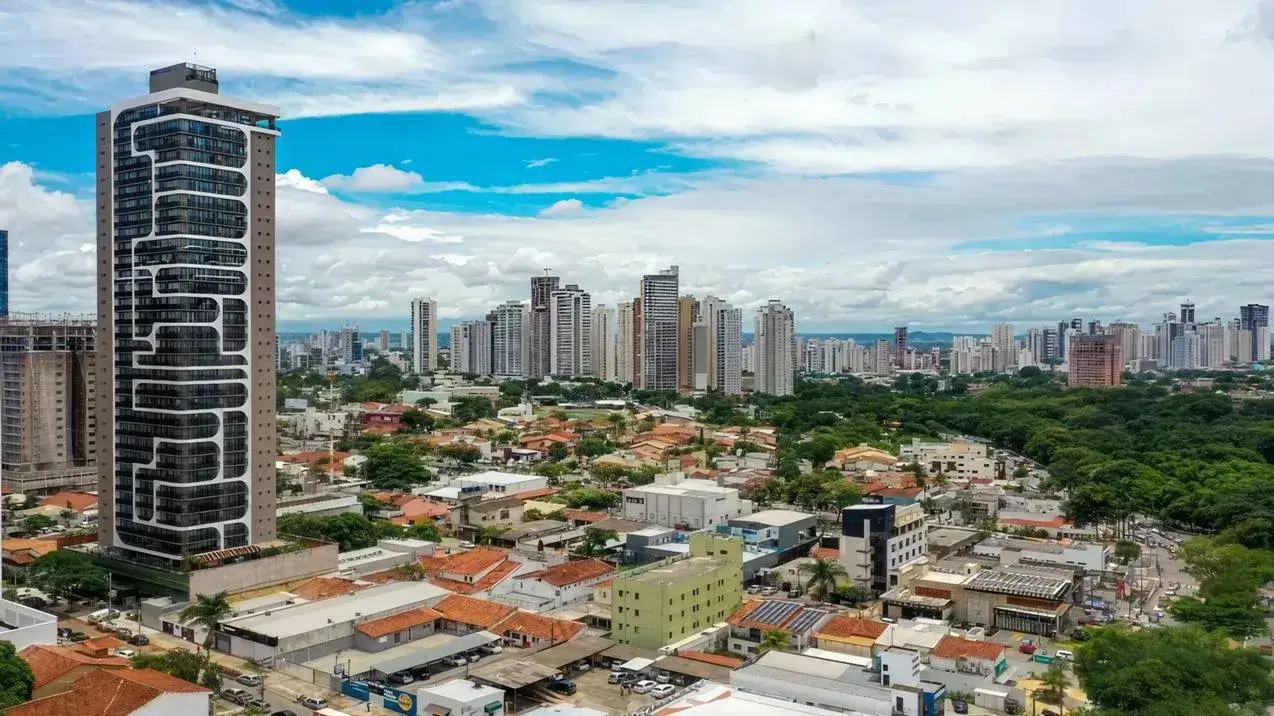 Vista aérea do Setor Marista em Goiânia com seus prédios e o Parque Areião.