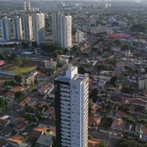 Vista aérea de prédios e casas residenciais no setor sudoeste goiânia, mostrando a paisagem urbana ao entardecer.
