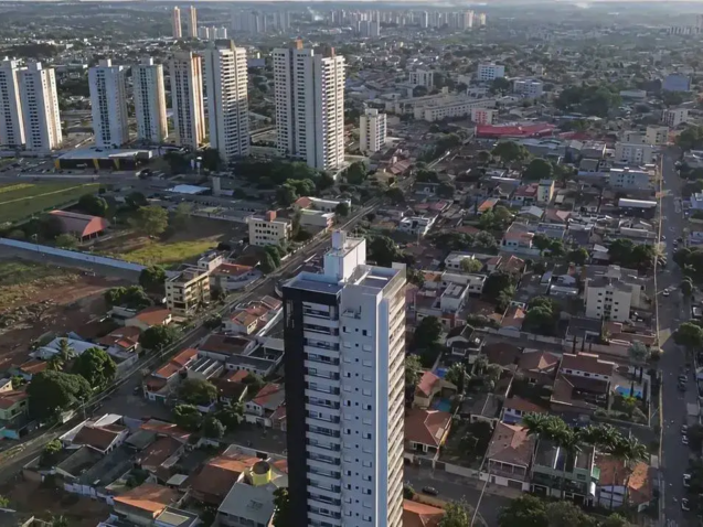 Vista aérea de prédios e casas residenciais no setor sudoeste goiânia, mostrando a paisagem urbana ao entardecer.