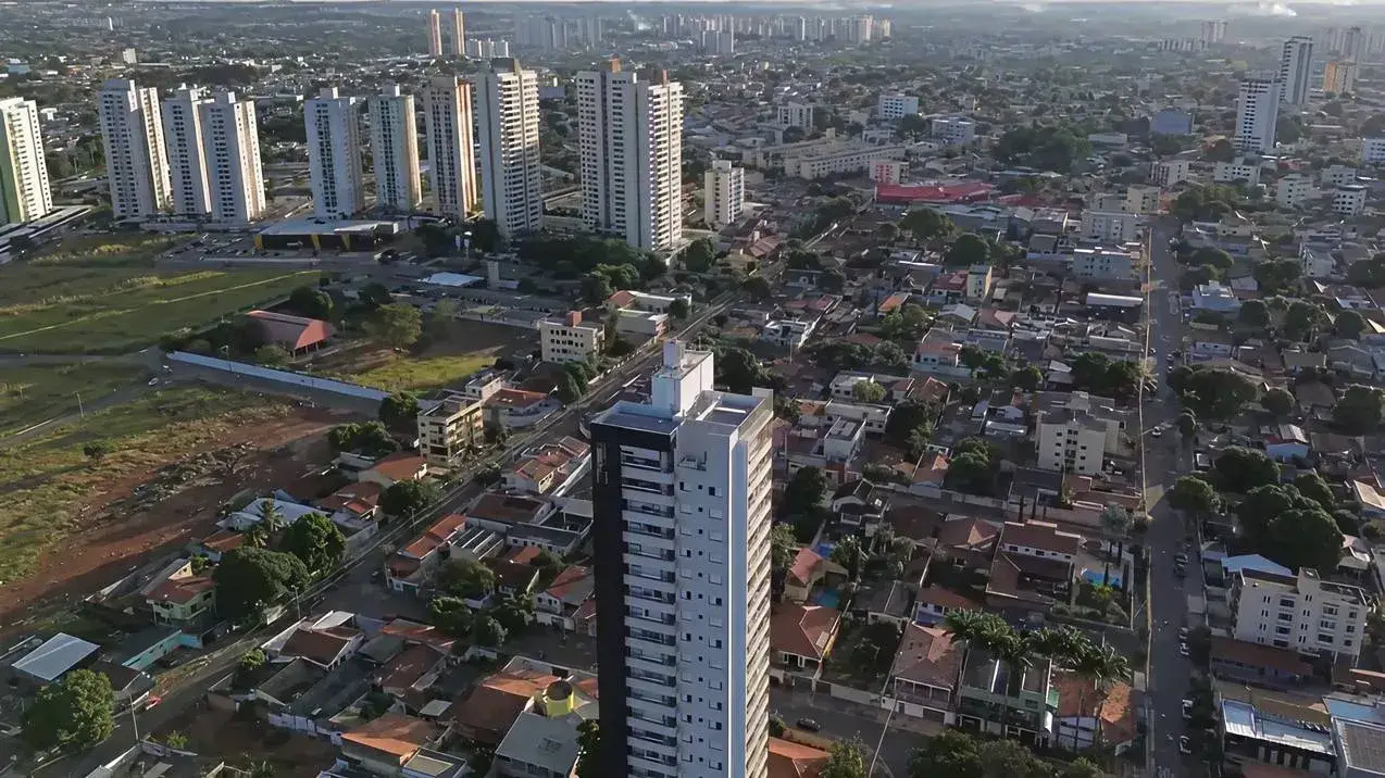 Vista aérea de prédios e casas residenciais no setor sudoeste goiânia, mostrando a paisagem urbana ao entardecer.